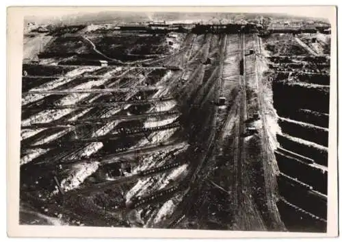 Fotografie Schostal, Ansicht Fushun / China, Grösster Kohlentagebau der Welt 1939