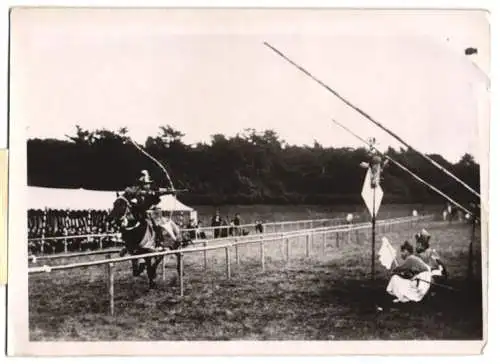 Fotografie Schostal, japanisches Reiterspiel, Bogenschützen zu Pferde 1939