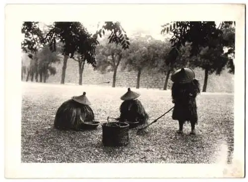 Fotografie Schostal, Ansicht Tokio - Tokyo / Japan, Parkwärter im kaiserlichen Palast 1943