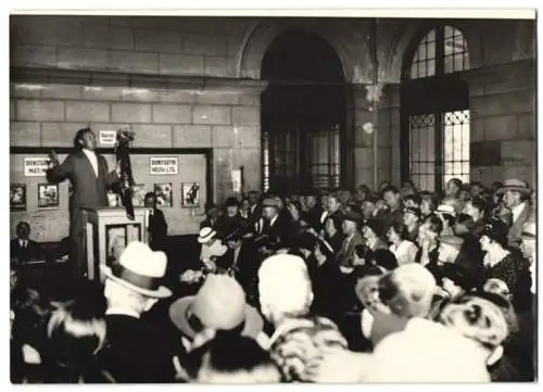 Fotografie Doliwa, Ansicht Wien, Südbahnhof, Gepäckfundstücke der Eisenbahn werden versteigert 1938