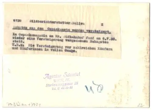 Fotografie Doliwa, Ansicht Wien, Südbahnhof, Gepäckfundstücke der Eisenbahn werden versteigert 1938