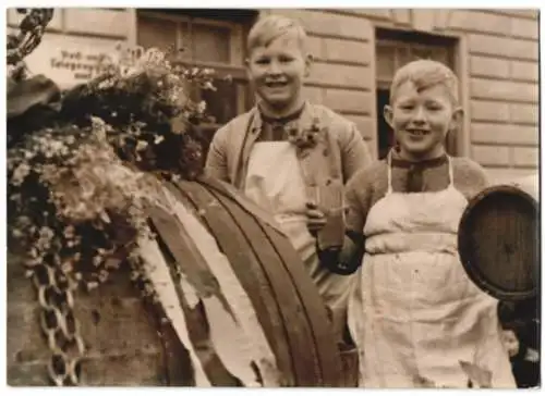 Fotografie Alois Sedlar, Ansicht Perchtoldsdorf, Weinhütereinzug zum Erntedankfest 1939, blonde Knaben & Weinfass