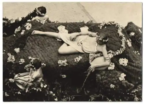 Fotografie Wilhelm Sturm, Ansicht Baden bei Wien, Fest der Traube 1938, Schwefelnixe auf Festwagen liegend