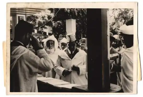 Fotografie Schostal, Ansicht Spanisch-Marokko, Buch-Ausstellung 1942, Khalif und Grosswesir beim Rundgang