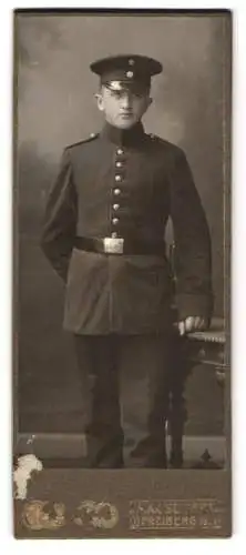 Fotografie Max Seifert, Freiberg, Poststrasse 11, junger Soldat in Uniform mit Schirmmütze