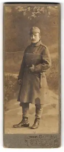 Fotografie Julius Grusche, Neugersdorf i. Sa., Soldat in Uniform mit Bajonett