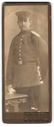 Fotografie Heinrich Petersen, Schleswig, Soldat in Uniform mit Bajonett und Portepee, Schulterstück Rgt. 84