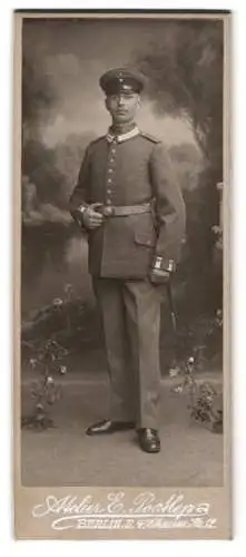 Fotografie E. Postlep, Berlin, Chausseestrasse 12, Garde-Soldat Louis Kratzmann in Uniform