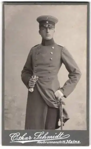 Fotografie Oskar Schmidt, Mainz, Neubrunnersstr. 15, Leutnant in Uniform mit Säbel