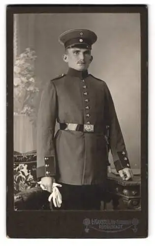 Fotografie L. Kayser, Rudolstadt, Soldat in Uniform mit Schirmmütze & Bajonett