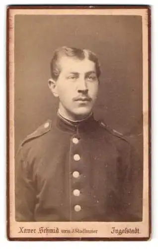 Fotografie Xaver Schmid, Ingolstadt, Ziegelbräugasse, Soldat in Uniform mit Schulterstück Rgt. 1