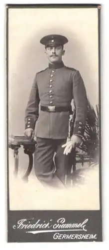 Fotografie Friedrich Rummel, Germersheim, junger Soldat in Uniform mit Schirmmütze und Bajonett