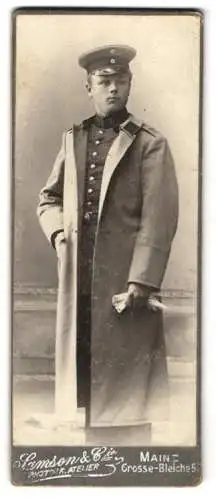 Fotografie Samson &amp Co, Mainz, Grosse Bleiche 5, Soldat in Uniform mit Mantel, Schulterstück Regiment 87