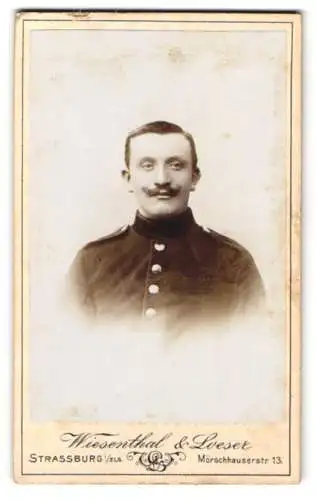 Fotografie Wiesenthal & Loeser, Strassburg, Mörschauserstr. 13, Soldat mit Schnurrbart in Uniform