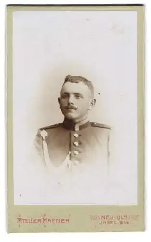 Fotografie Atelier Hammer, Neu-Ulm, Insel 8 1 /2, Porträt eines Uffz. in Uniform mit Schützenschnur, Rgt. 12