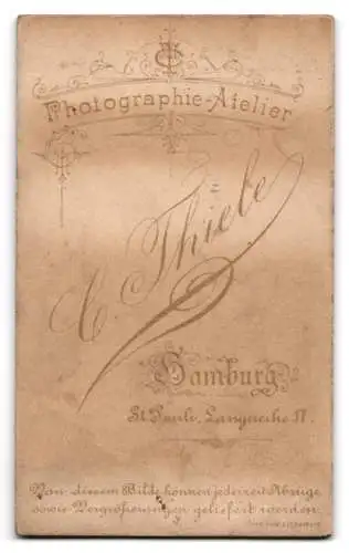 Fotografie C. Thiele, Hamburg, St. Pauli, Lange Reihe 17, Porträt eines Uffz. Musiker mit Schwalbennestern