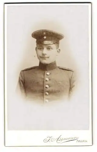 Fotografie J. Assmann, Thorn, Brückenstr. 15, Portrait junger Soldat in Uniform mit Schirmmütze