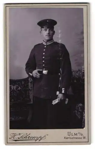 Fotografie H. Schrempf, Ulm / Donau, Karlsstrasse 58, Garde-Soldat in Uniform mit Bajonett & Portepee