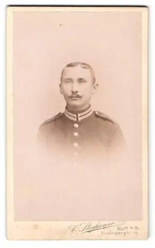 Fotografie C. Stichaner, Ulm a/D., Ensingerstr. 4, Garde-Soldat mit markantem Schnurrbart