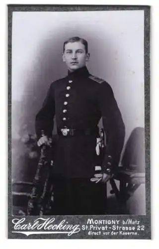 Fotografie Carl Hecking, Montigny b/Metz, St. Privat-Strasse 22, Soldat in Uniform mit Bajonett & Schlagband