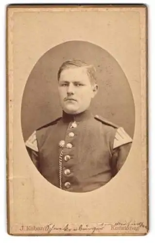 Fotografie J. Kuban, Konstanz, Hieronymusgasse, Portrait Musiker in Uniform mit Schwalbennestern