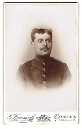 Fotografie H. Hermestroff, Saarlouis, Silberherzstr. 13, Porträt eines Soldaten in Uniform Rgt. 30