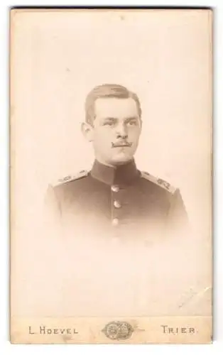 Fotografie L. Hoevel, Trier, Brückenstrasse 76, Porträt eines Soldaten in Uniform Rgt. 29