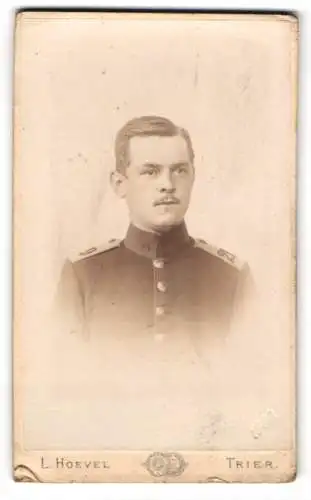 Fotografie L. Hoevel, Trier, Brückenstrasse 76, Porträt eines Soldaten in Uniform Rgt. 29