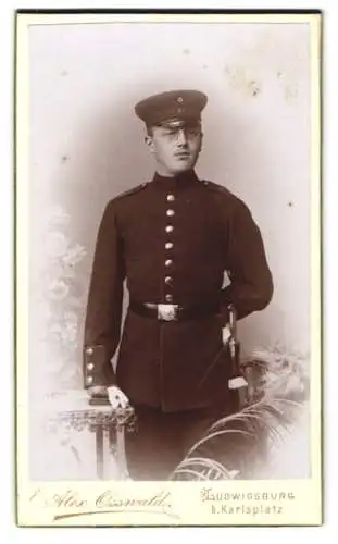 Fotografie Alex. Osswald, Ludwigsburg, Karlsplatz, Soldat in Uniform mit Zwicker Rgt. 121