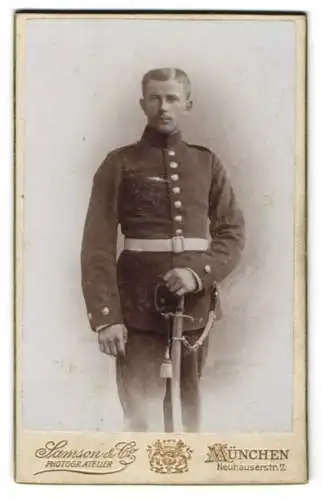 Fotografie Samson & Co., München, Neuhauserstr. 7, Soldat mit Säbel in Uniform