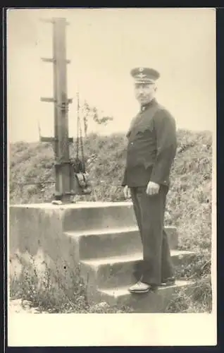 Foto-AK Eisenbahner in Dienstkleidung vor einem Signalmast