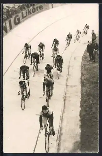 Foto-AK Radsportler im Velodrom während eines Rennens