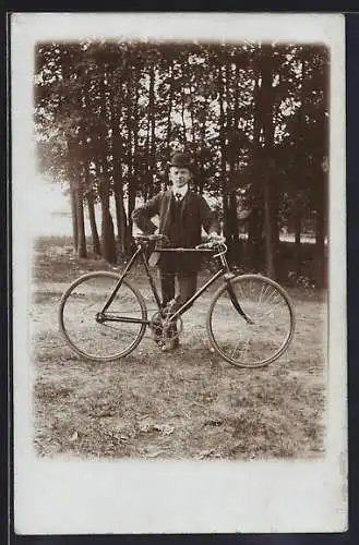 Foto-AK Herr im Anzug mit Melone und Fahrrad