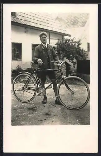 Foto-AK Älpler in Tracht mit Fahrrad