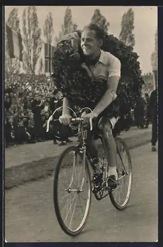 AK Leipzig, Radrennsieger Gustav-Adolf-Schur bei seiner Ehrenrunde nach dem Etappensieg 1955