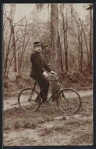 Foto-AK Polizist auf dem Fahrrad