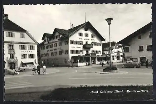 AK Reutte /Tirol, Hotel Goldener Hirsch mit Autos und Passanten