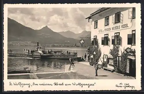 AK St. Wolfgang a. Wolfgangsee, Hotel Weisses Rössl mit Bergpanorama