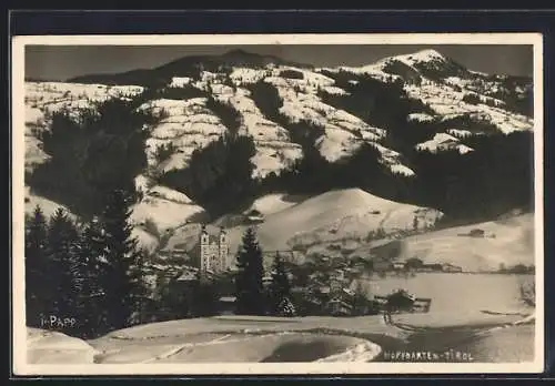 AK Hopfgarten /Tirol, Ortspartie mit Kirche im Schnee