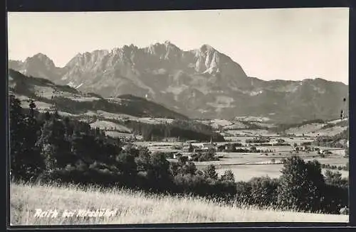 AK Reith bei Kitzbühel, Ortspartie mit Bergen