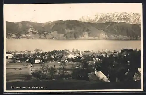 AK Nussdorf am Attersee, Totalansicht mit Bergen im Hintergrund