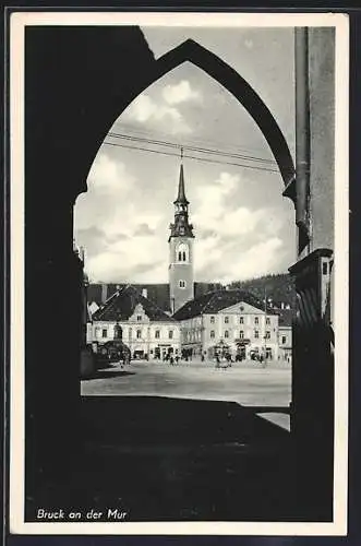 AK Bruck an der Mur, Blick durch den Torbogen zum Marktplatz