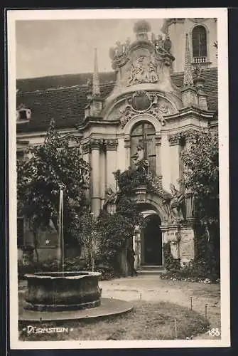 AK Dürnstein a. d. Donau, Brunnen im Schlosshof