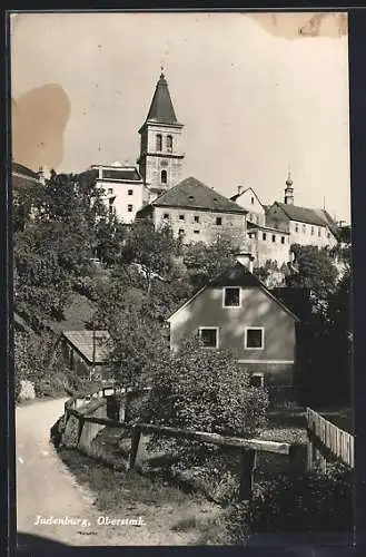 AK Judenburg /Oberstmk., Strassenpartie mit Blick zur Kirche