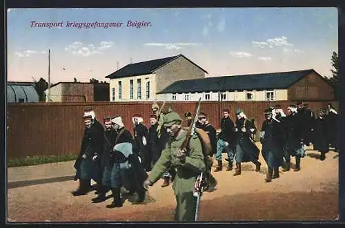 AK Deutscher Soldat bewacht den Transport von kriegsgefangener Belgier