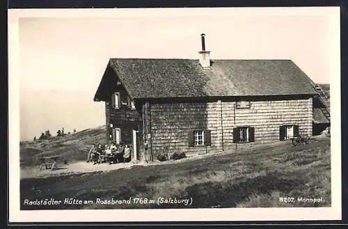 AK Radstädter Hütte am Rossbrand, Familie vor der Berghütte