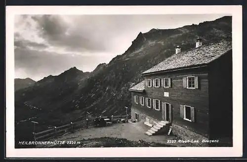 AK Heilbronnerhütte, Berghütte mit Blick ins Tal