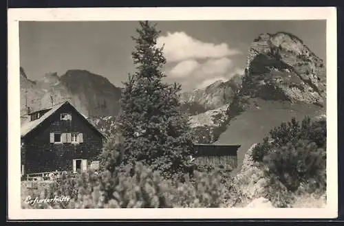 AK Erfurterhütte /Achensee, Berghütte im Sonnenschein