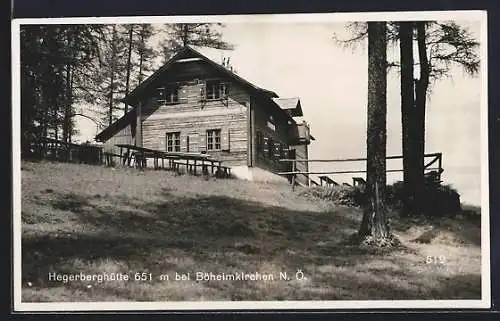 AK Hegerberghütte bei Böheimkirchen, Berghütte im Sonnenschein