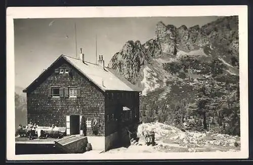 AK Erfurter Hütte am Achensee, Besucher vor der Berghütte